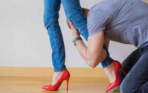 Sim chúa là gì và tác động của nó đến mối quan hệ